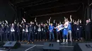 Para pemain Islandia mengajak fans mengumandangkan salam khas Viking saat acara penyambutan kedatangan tim usai berlaga pada Piala Eropa 2016 di Reykjavik, Islandia, (4/7/2016). (AFP/Karl Petersson)