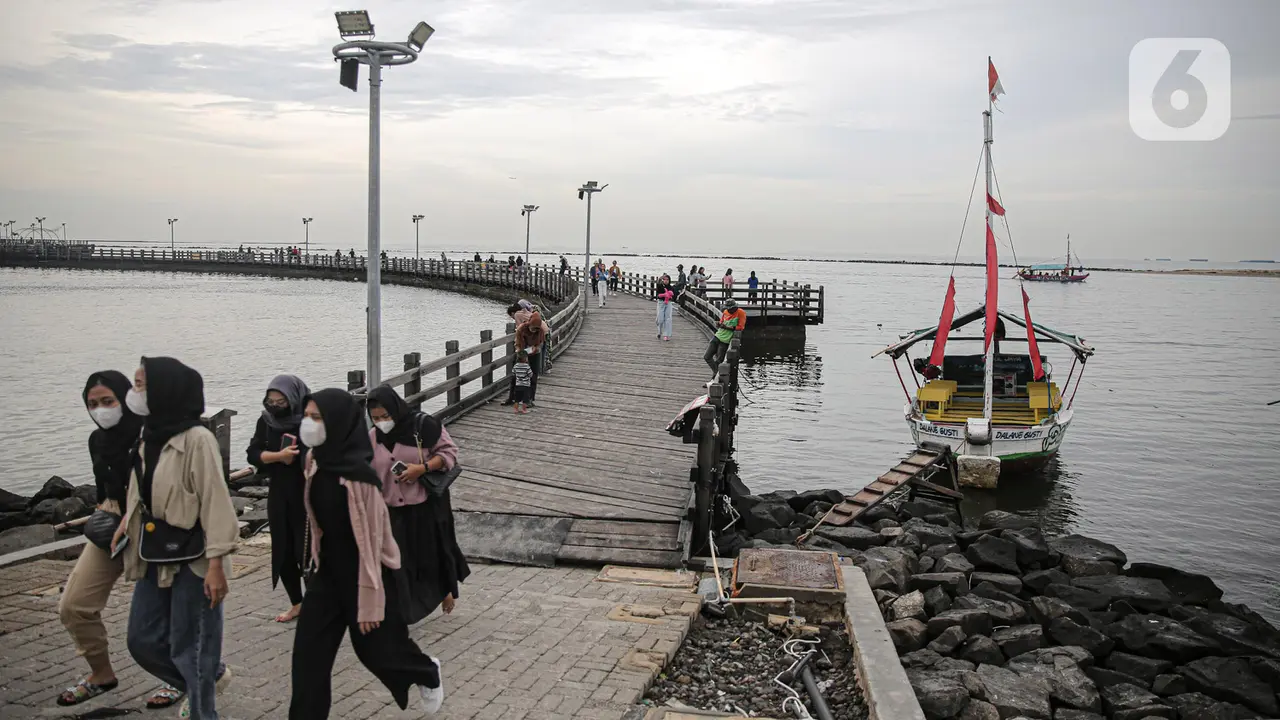 Pantai Ancol Tetap Ramai Meski Cuaca Kurang Bersahabat