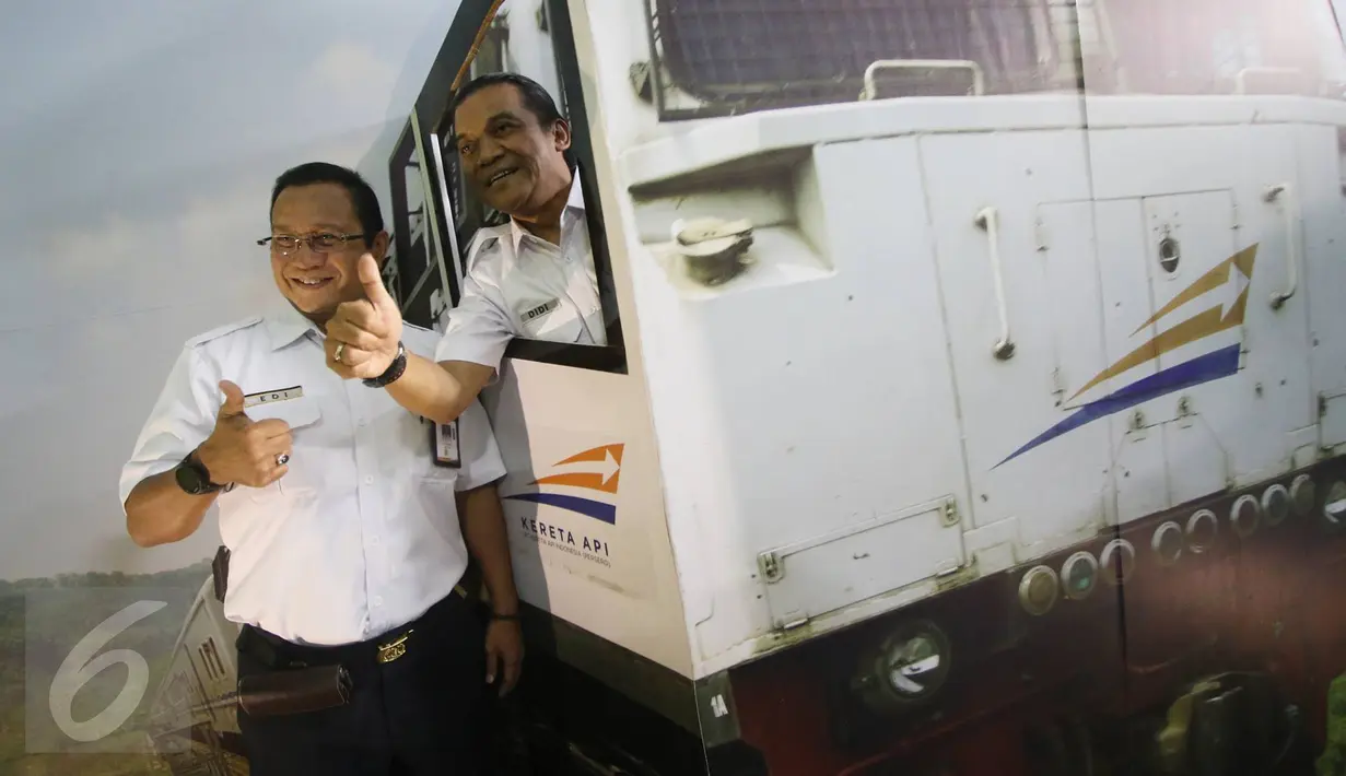 Penyanyi Didi Kempot bersama Direktur Utama PT KAI Edi Sukmoro foto bersama di Stasiun Gambir, Jakarta, Kamis (9/3). Didi Kempot bertugas membantu menyosialisasikan produk, layanan, dan kebijakan PT KAI kepada masyarakat. (Liputan6.com/Immanuel Antonius)