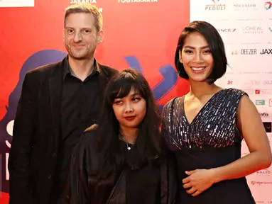 Sutradara Prancis Bastian Meiressonne, penulis sekaligus aktris Rain Chudori dan aktris Tara Basro (ki-ka) berfoto dalam acara pembukaan dan pemutaran film Festival Sinema Perancis 2015 di Plaza Indonesia, Jakarta, (3/12). (Liputan6.com/Immanuel Antonius)