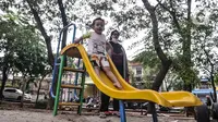 Orang tua mendampingi anak bermain di taman kawasan Duren Sawit, Jakarta, Kamis (26/11/2020). Bermain dengan pendampingan orang tua menumbuhkan potensi kecerdasan secara optimal anak serta menurunkan frekuensi terjadinya stunting, terutama pada balita usia 2-3 tahun. (merdeka.com/Iqbal S. Nugroho)