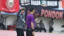 Pelatih Persija, Stefano Cugurra (kiri) melakukan protes kepada hakim garis pada laga kedua Semifinal Piala Presiden 2018 melawan PSMS di Stadion Manahan, Solo, Jawa Tengah, Senin (12/2). Persija unggul 1-0. (Liputan6.com/Helmi Fithriansyah)