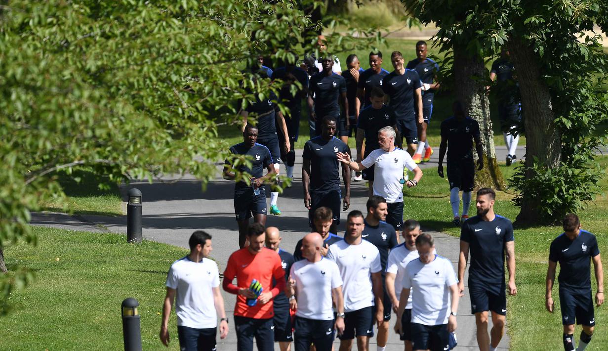 Pemain, Pelatih dan Official timnas Prancis saat tiba di lapangan guna melakukan sesi latihan  sebelum laga Final Piala Eropa 2016 melawan Portugal di Clairefontaine-en-Yvelines, Paris, (9/7/2016). (AFP/Franck Fife)