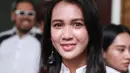 Senyum pemeran sinetron Bidadari 3 Dhea Annisa saat di PN Jakarta Selatan saat akan menjadi saksi dalam kasus kehilangan kamera. (Adrian Putra/Bintang.com)