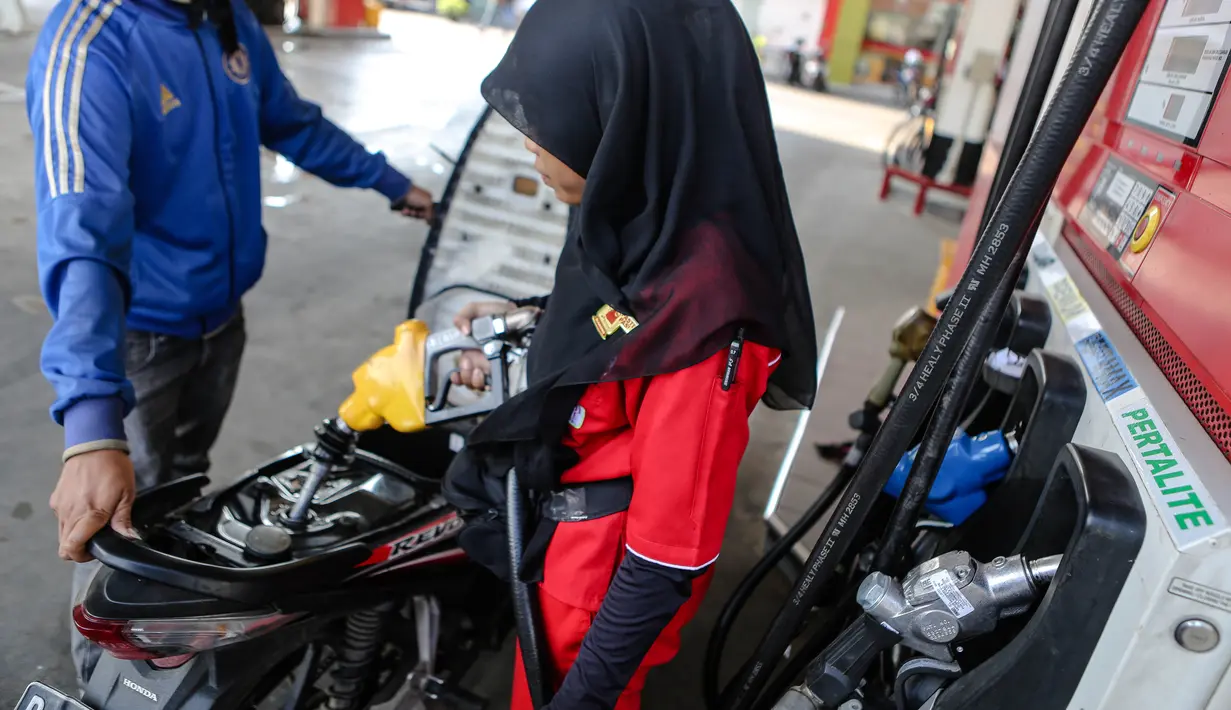 Bensin dengan kadar Ron 90 ini akan mulai dijual di beberapa SPBU pada 24 Juli 2015, Jakarta, Rabu (22/7/2015). Peluncuran Pertalite untuk memberikan varian pilihan BBM bagi masyarakat demi menekan konsumsi premium. (Liputan6.com/Faizal Fanani)