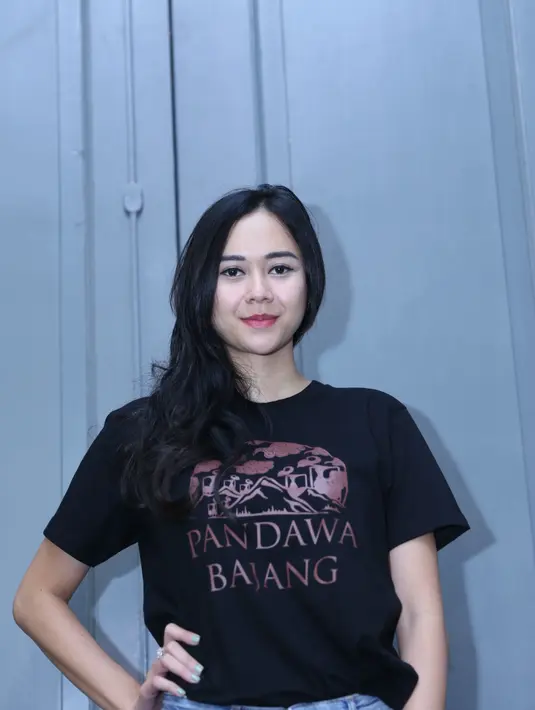 Tidak nyaman dengan pertanyaan para wartawan, pemeran dalam film 3 Cewek Petualang itu buru-buru pergi. Ia berjanji untuk menggelar jumpa pers mengenai hubungannya. (Nurwahyunan/Bintang.com)