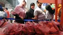 Warga memadati stand yang menjual daging saat Gelar Pangan Murah Berkualitas yang digelar di area CFD Jakarta, Minggu (8/5/2016). Kementan menggelar Pangan Murah Berkualitas di 10 lokasi di Jakarta. (Liputan6.com/Helmi Fithriansyah)