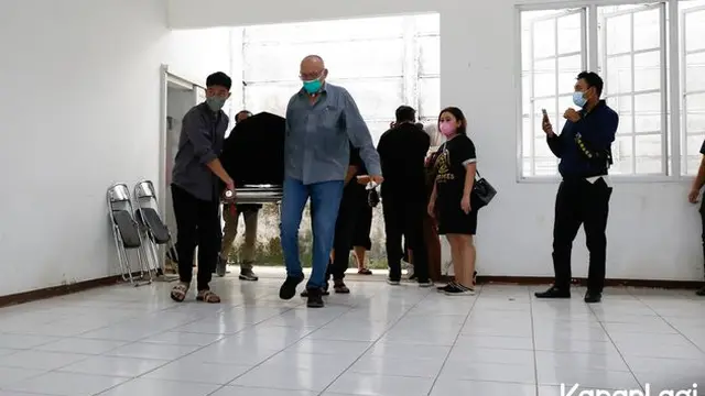 6 Potret Ayah Laura Anna Berusaha Tegar di Momen Duka, Angkat Peti Hingga Larung Abu