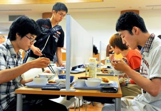 Mahasiswa Jepang  Lebih Suka Makan Sendirian di Meja Anti 