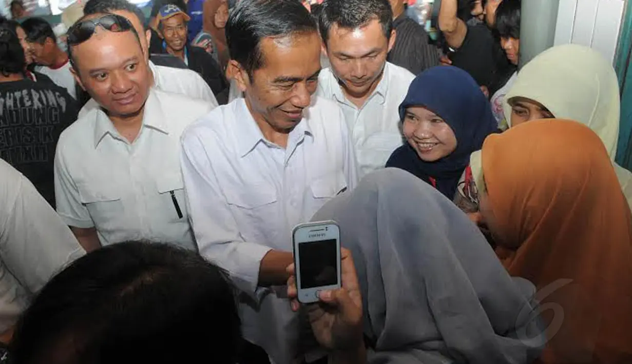 Saat berada di pasar, ibu-ibu pengunjung pasar berteriak, 'Jokowi kasep' yang berarti Jokowi ganteng (Liputan6.com/Herman Zakharia). 