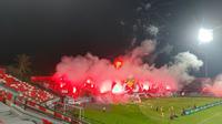 Suporter Bali United menyalakan flare dan kembang api saat menghadapi Borneo FC di Stadion Kapten I Wayan Dipta. Akibat kejadian ini, Bali United mendapatkan sanksi sebesar Rp250 juta dari Komdis PSSI. (Bola.com/Alit Binawan)