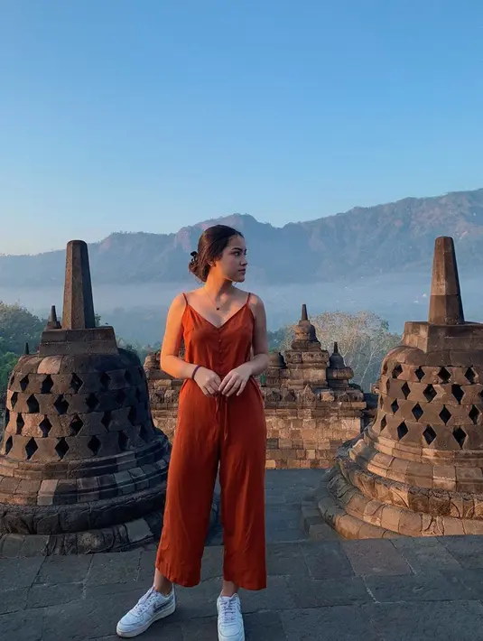 Gaya liburan Nicole Parham juga terkesan santai. Saat berkunjung ke Candi Borobudur, ia pun memilih menggunakan jumpsuit dan dipadukan dengan sneakers berwarna putih. (Liputan6.com/IG/nicoleparham_)
