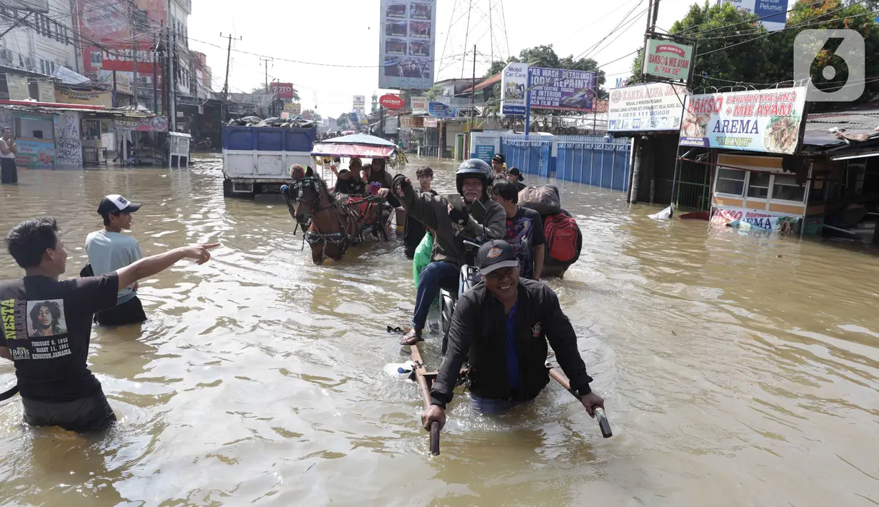 Banyak di antara mereka menggunakan jasa gerobak dengan tarif puluhan ribu rupiah. (Liputan6.com/Angga Yuniar)
