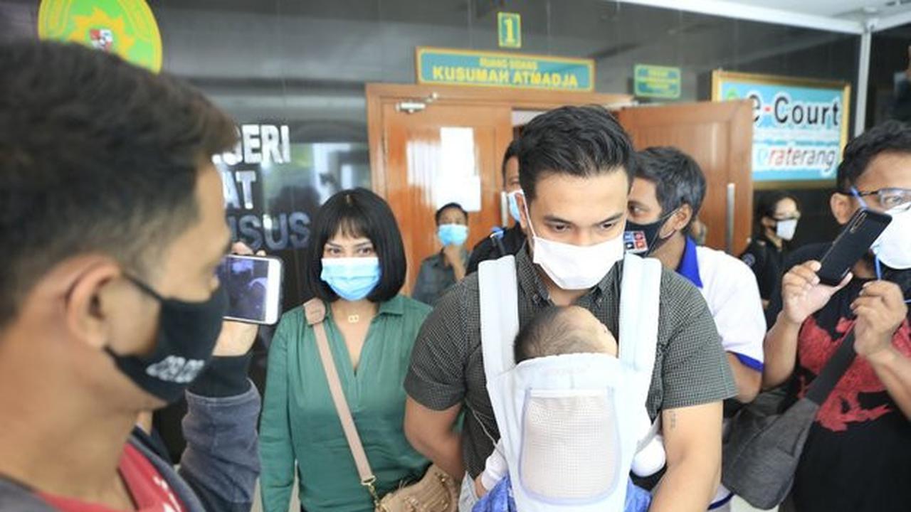 6 Potret Bibi Ardiansyah Gendong Anak Saat Temani Vanessa Angel Jalani Persidangan