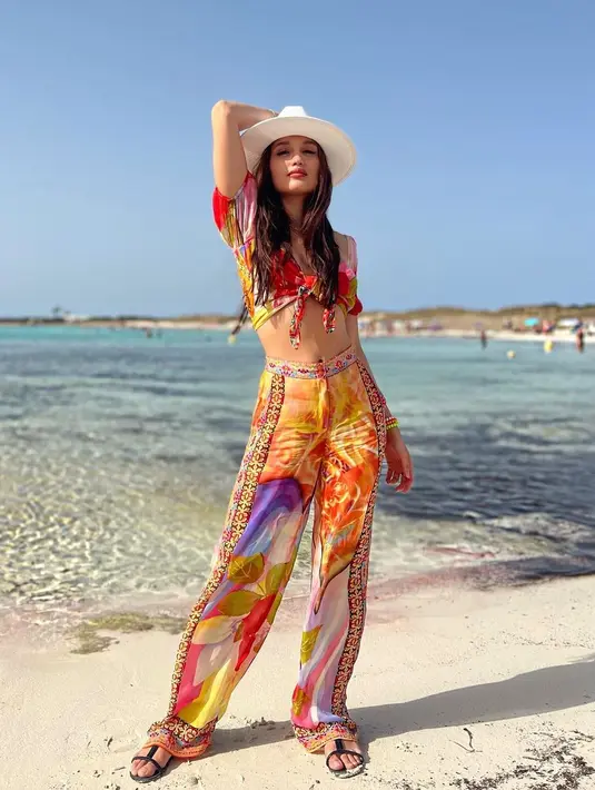 <p>Full of pattern saat di Ibiza Penulis : Mufiidaanaiilaa Alifah S.</p>