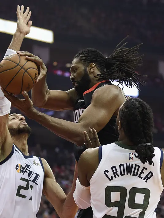 Aksi pemain Houston Rockets, Nene Hilario (tengah) melewati kepungan dua pemain Utah Jazz pada playoff game kedua NBA basketball di Toyota Center, Houston, (2/5/2018). Utah Jazz menang 116-108. (AP/Eric Christian Smith)