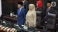Anggota DPR periode 2024-2029 tertua dari Partai Demokrat, Zulfikar Achmad (kiri) didampingi anggota DPR termuda dari Partai Gerindra Annisa MA Mahesa (kanan) memimpin rapat paripurna perdana di Gedung Nusantara, Kompleks Parlemen, Senayan, Jakarta, Selasa (1/10/2024). (Liputan6.com/Angga Yuniar)