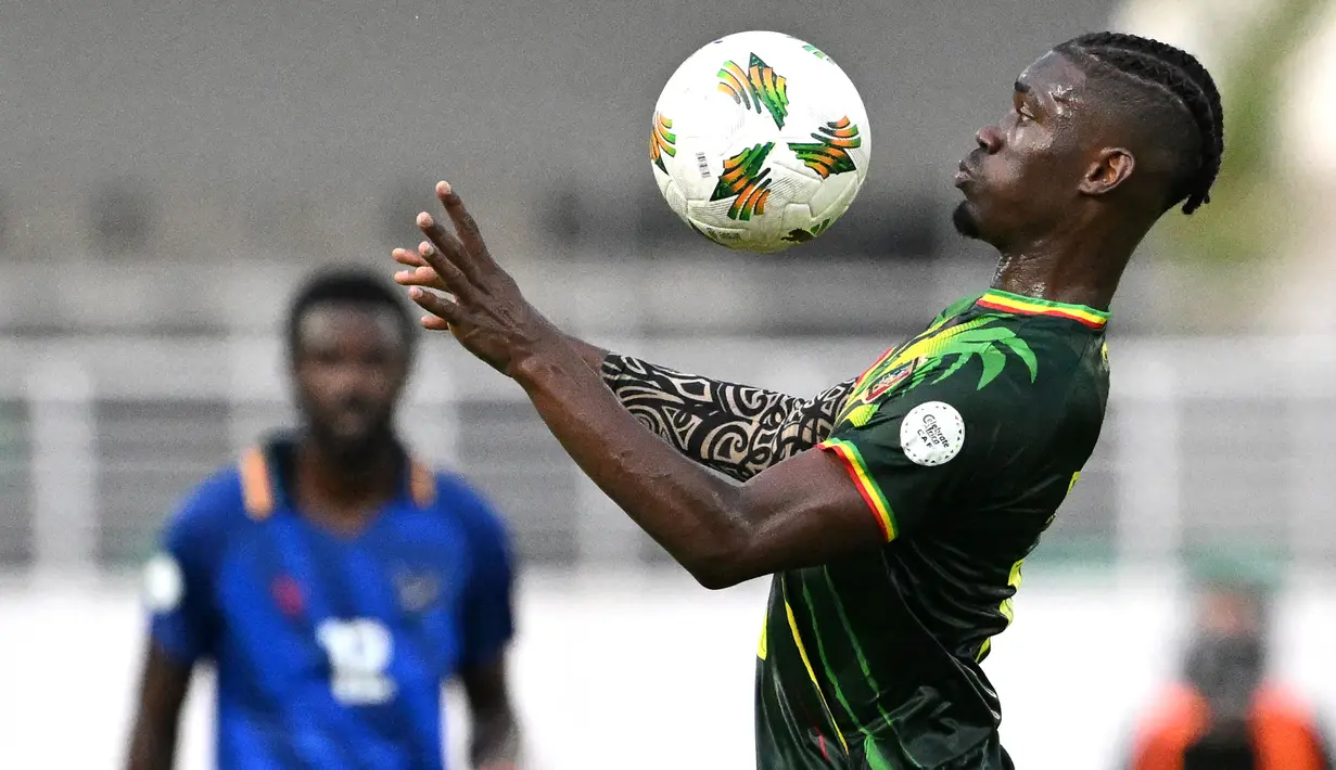 Bintang Tottenham Hotspur, Yves Bissouma total tampil dalam 4 edisi Piala Afrika bersama Timnas Mali pada 2017, 2019, 2021 dan 2023. Pada 2019 ia sama sekali tak dimainkan karena masih dalam kondisi cedera. Belum sekalipun meraih gelar juara, prestasi terbaiknya adalah lolos hingga babak perempatfinal pada edisi 2023 sebelum disingkirkan tuan rumah Pantai Gading 1-2 lewat perpanjangan waktu. (AFP/Sia Kambou)