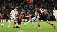 Striker Chelsea asal Prancis nomor punggung 18, Christopher Nkunku (2ndR), mencetak gol saat pertandingan sepak bola Liga Premier Inggris antara Bournemouth dan Chelsea di Stadion Vitality di Bournemouth, Inggris selatan, pada 14 September 2024. (JUSTIN TALLIS/AFP)