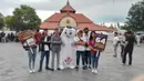 Pada siang harinya, La'eeb mengunjungi Masjid Kauman, Yogyakarta dan berfoto bersama warga yang hadir. (Dok. SCM)