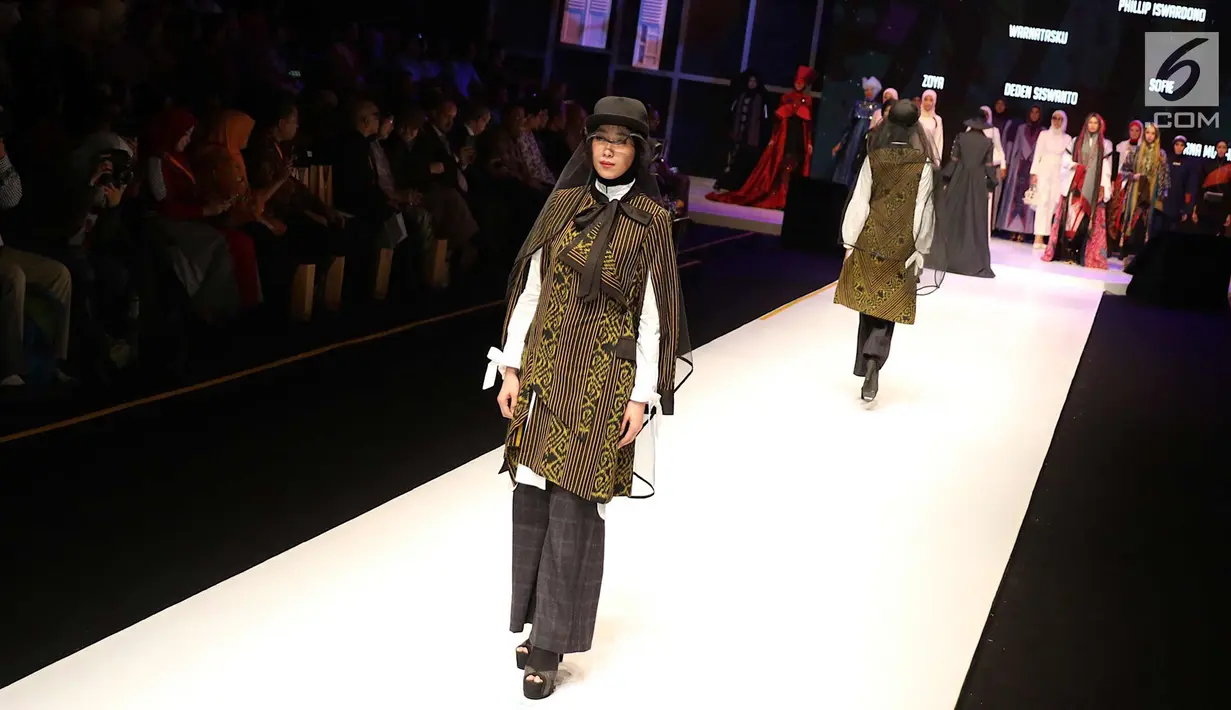 Model berjalan mengenakan busana muslim saat pembukaan Muffest 2018, Jakarta, Kamis (19/4). Selain fashion show, Muffest menyajikan pameran 200 merek fashion muslim yang berlangsung mulai 19 April hingga 22 April 2018. (Liputan6.com/Immanuel Antonius)