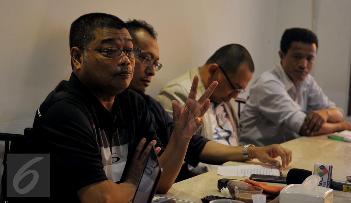 Rohaniwan, Romo Benny Susetyo (kiri) memberikan pemaparan saat diskusi Koalisi Masyarakat Berantas Mafia Parlemen Menyikapi Perkembangan Sidang MKD, Jakarta, Selasa (8/12/2015). (Liputan6.com/Faisal R Syam)