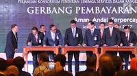 Penandatangan Perjanjian Konsorsium (PK) Pendirian Lembaga Services dan Perjanjian Kerja Sama (PKS) dalam launching acara Gerbang Pembayaran Nasional atau National Payment Gateway (NPG) di Gedung BI, Jakarta, Senin (4/12). (Liputan6.com/Angga Yuniar)