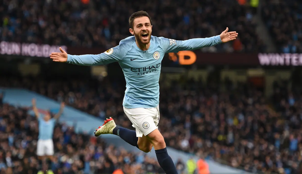 Gelandang Manchester City, Bernardo Silva, merayakan gol yang dicetaknya ke gawang Bournemouth pada laga Premier League di Stadion Etihad, Manchester, Sabtu (1/12). City menang 3-1 atas Bournemouth. (AFP/Oli Scarff)