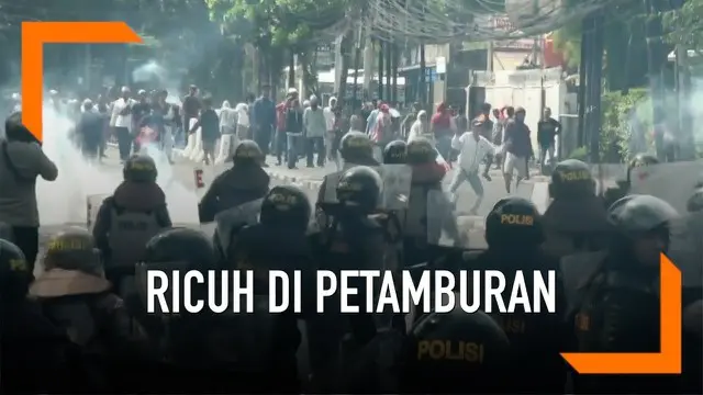 Polisi menangkap 99 orang yang diduga terlibat dalam kericuhan di kawasan Petamburan. Saat ini mereka ditahan di Polres Jakarta Barat dan Polda Metro Jaya.