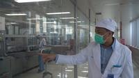 Kepala Bagian Pengemasan PT Bio Farma Yudha Bramanti menjelaskan area pengemasan vaksin, Rabu (12/8/2020). Bio Farma bekerja sama dengan tim peneliti vaksin Covid-19 Fakultas Kedokteran Universitas Padjadjaran Bandung sedang melakukan uji klinis tahap 3 vaksin corona. (Liputan6.com/Huyogo Simbolon)