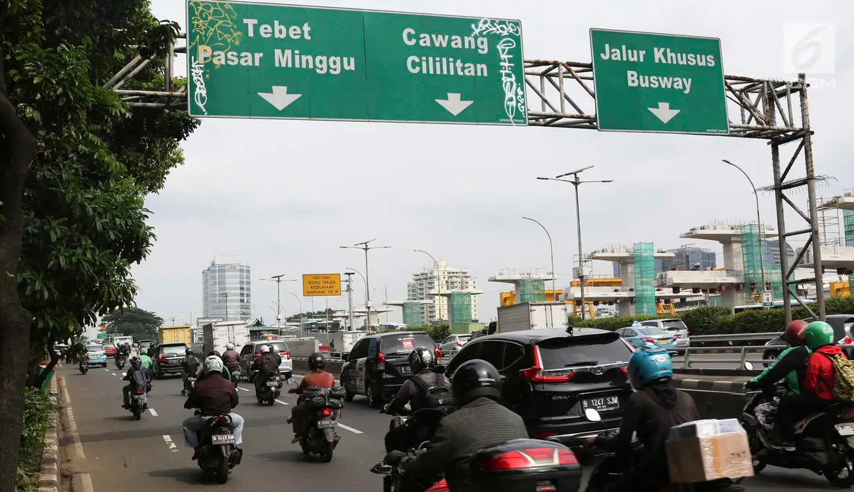 Plang penunjuk arah lalu lintas yang dihiasi coretan di kawasan Pancoran, Jakarta, Rabu (15/2). Meskipun berada cukup tinggi, plang tersebut tidak luput dari tangan tidak bertanggung jawab yang melakukan aksi vandalisme. (Liputan6.com/Immanuel Antonius)