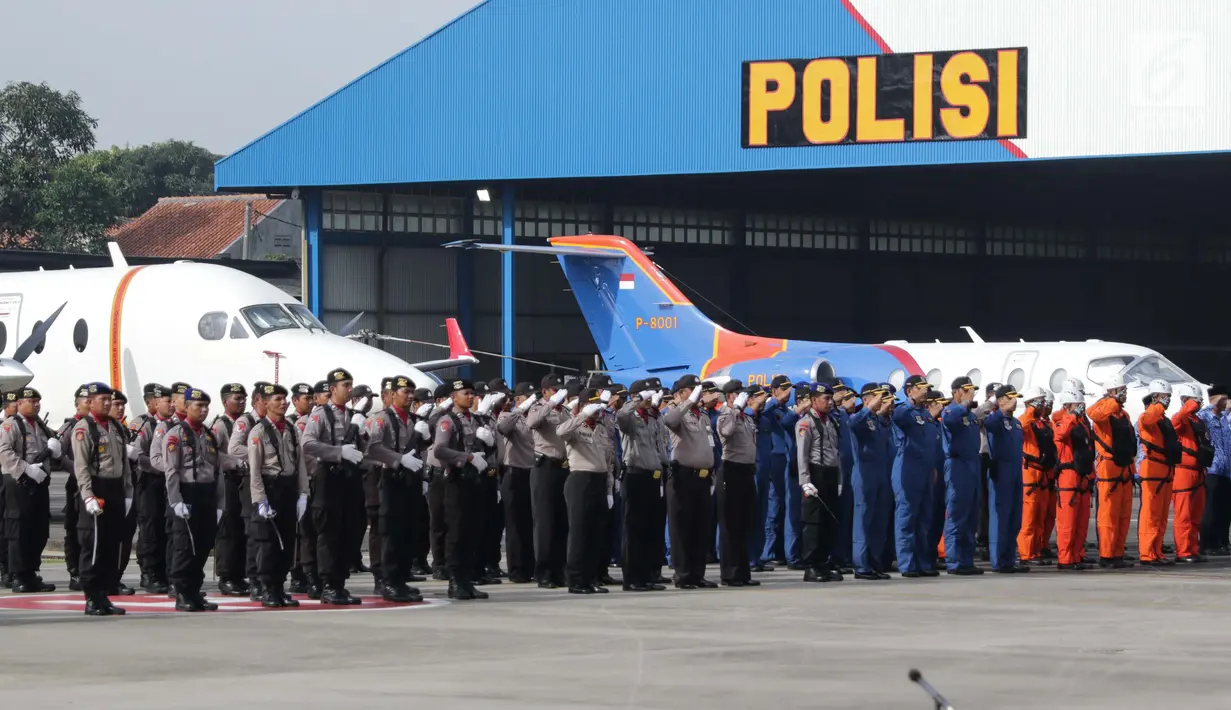 Polisi Perairan dan Udara (Polairud) memberi hormat pada peringatan HUT ke-67 Polairud di Lapangan Udara Pondok Cabe, Tangerang Selatan, Selasa (25/12). Kapolri Jenderal Tito Karnavian menjadi Inspektur Upacara peringatan ini. (Liputan6.com/Faizal Fanani)