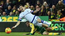 Pemain Chelsea, Oscar, dilanggar pemain Norwich City, Jonathan Howson, dalam laga Liga Inggris di Stadion Carrow Road, Norwich, Rabu (2/3/2016) dini hari WIB. (AFP/Ben Stansall)