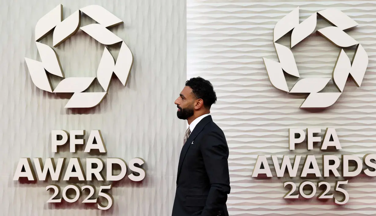 Penyerang Liverpool asal Mesir, Mohamed Salah, berpose saat tiba untuk menghadiri Penghargaan Asosiasi Pemain Sepak Bola Profesional (PFA) 2024-2025 di Gedung Opera, Manchester, Inggris, pada 19 Agustus 2025. (Darren Staples/AFP)