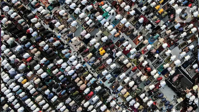 Ribuan Umat Muslim Laksanakan Sholat Idul Fitri di JIS