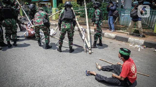 FOTO: TNI Copot Paksa Baliho Rizieq Shihab di Petamburan