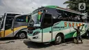 <p>Petugas membersihkan bus antarkota antarprovinsi (AKAP) beristirahat di Terminal Kalideres, Jakarta, Senin (26/4/2021). Pemerintah memperpanjang masa larangan mudik Lebaran yaitu mulai dari 22 April hingga 24 Mei 2021. (Liputan6.com/Faizal Fanani)</p>