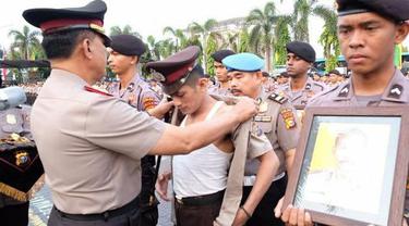 Irjen Widodo Eko Prihastopo mencopot baju anggotanya yang dipecat karena melanggar kode etik.