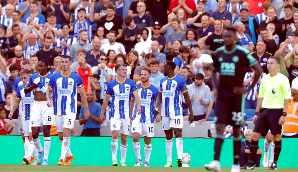 Pemain Brighton and Hove Albion Alexis Mac Allister (tengah) merayakan usai mencetak gol ke gawang Leicester City pada pertandingan Liga Premier Inggris di The Amex Stadium, Brighton, Inggris, 4 September 2022. Brighton and Hove Albion menang dengan skor 5-2 dan membuat Leicester City terbenam pada dasar klasemen Liga Inggris. (Steven Paston/PA via AP)