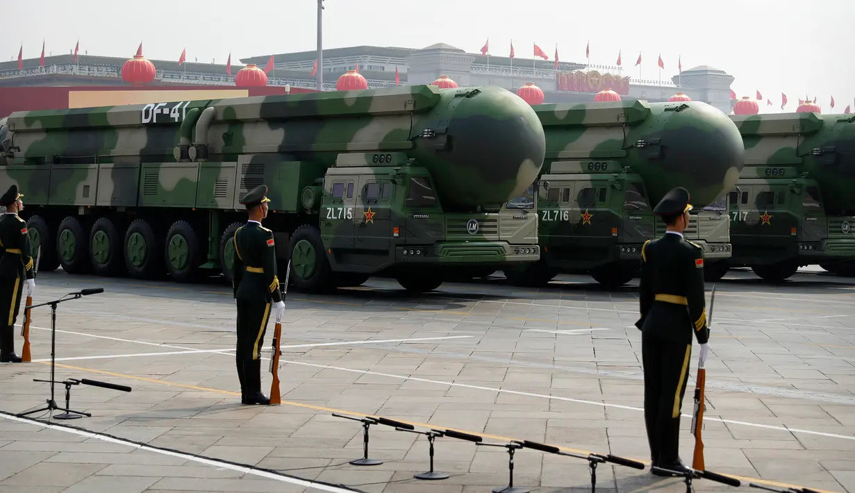 Kendaraan militer yang membawa rudal balistik antarbenua Dongfeng-41 (DF-41) melintas dalam parade militer di Beijing, 1 Oktober 2019. Rudal nuklir itu disebut bisa melaju dengan kecepatan 12.200 km per jam, dan mampu menjangkau jarak hingga 15.000 km. (AP/Mark Schiefelbein)