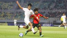 Pemain Timnas Indonesia U-19, Rizdjar Nurviat (kiri) menguasai bola dibayangi pemain Timnas Timor Leste U-19, Carol Waitilia Moreira pada laga matchday ketiga Grup A Piala AFF U-19 di Stadion Gelora Bung Tomo, Surabaya. Selasa (23/7/2024). (Bola.com/Aditya Wany)