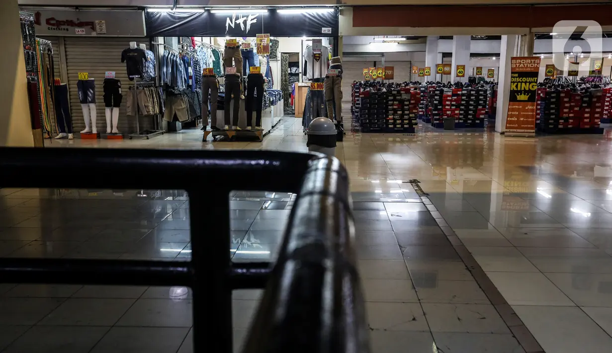 Suasana di kompleks pertokoan di kawasan Blok M, Jakarta, Senin (2/11/2020). Dampak dari PSBB kian terasa di beberapa pusat perdagangan, salah satunya kawasan pertokoan di Blok M. (Liputan6.com/Johan Tallo)