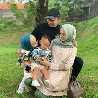 ilustrasi potret kedekatan poppy bunga bersama buah hati dan suami yang mesra/instagram: poppybungariphat