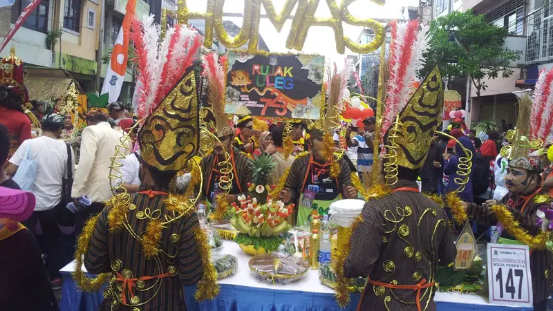 Risma Bersama 1.500 Warga Meriahkan Festival Rujak Uleg 2016