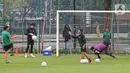 Sejumlah pesepak bola Timnas Indonesia berlatih menjelang semifinal Leg 1 Piala AFF 2022 menjamu Vietnam, di Lapangan A Kompleks Gelora Bung Karno, Jakarta, Rabu (4/1/2023). Timnas Indonesia sulit berlatih karena hujan deras yang menyebabkan Lapangan A SUGBK banjir dan banyak genangan. (Liputan6.com/Faizal Fanani)