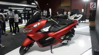 Tampilan skutik all new Honda PCX berwarna merah saat peluncurannya di Jakarta, Rabu (7/2). All new Honda PCX  memiliki berbagai pilihan warna yang elegan dan fitur canggih. (Liputan6.com/Angga Yuniar)