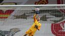 Kiper Liverpool, Caoimhin Kelleher, menepis bola saat melawan Ajax Amsterdam di Stadion Anfield, Rabu (2/12/2020). Kiper ketiga The Reds itu tampil memukau dan membawa Liverpool menang atas Ajax. (Peter Byrne/Pool via AP)