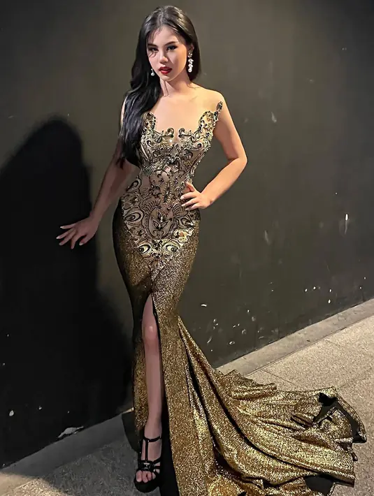 Dalam berbagai pemotretan yang pernah ia jalani, sosok Zoe yang masih muda ini terlihat menawan saat mengenakan gaun mewah nan glamor. Pesonanya pun semakin terpancar dengan riasan bold serta bibir merahnya. (Liputan6.com/IG/zoe_levana)