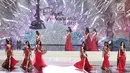 Enam finalis Puteri Indonesia maju ke depan pada malam puncak Puteri Indonesia 2018 di JCC, Jakarta, Jumat (9/3). Enam finalis menjawab pertanyaan yang ada di dalam payung Pasundan. (Liputan6.com/Herman Zakharia)