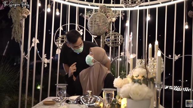 Potret Kejutan Teuku Wisnu Untuk Shireen Sungkar. (Sumber: YouTube/The Sungkars Family)